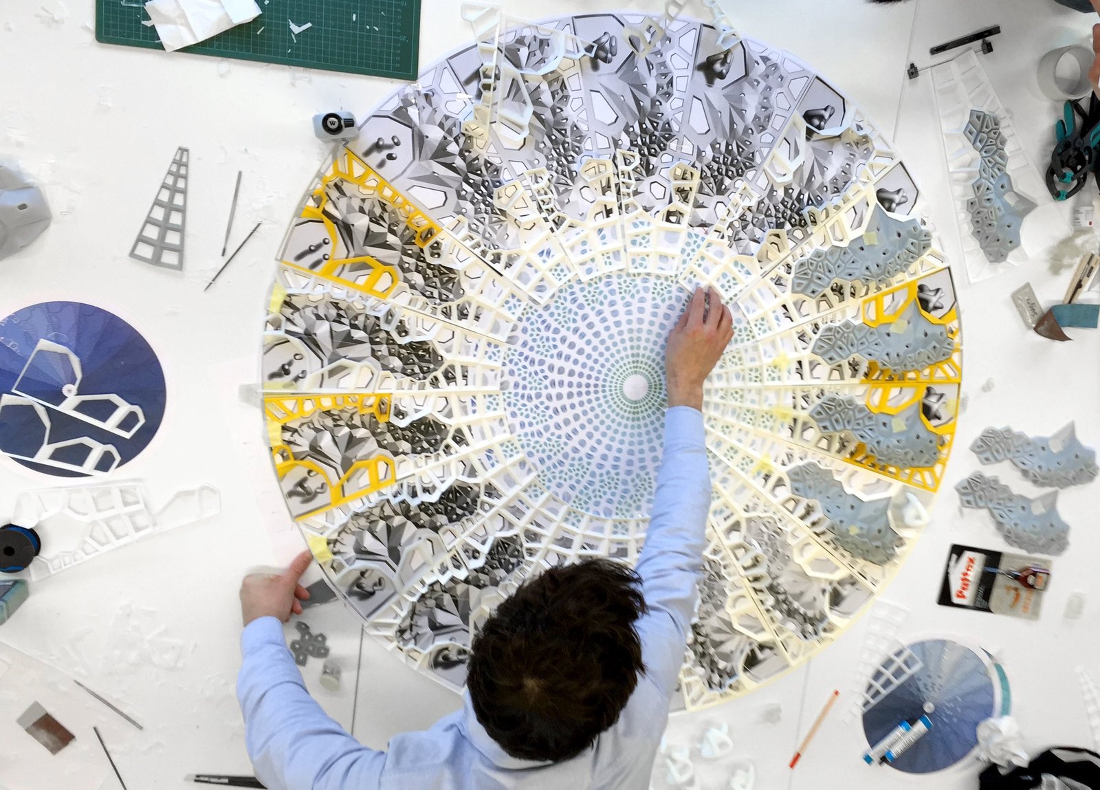 How it works? The zoetrope is a device of the pre-film era that creates the illusion of animation through rotational movement. Similar to a flipbook that renders moving pictures fr